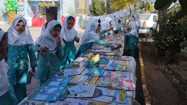 نواختن زنگ هفته کتاب و کتابخوانی در مدرسه شهید نجفیان
