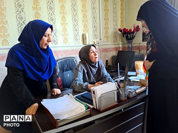 تحویل کارنامه دانش‌آموزان در مدرسه سید میرزایی