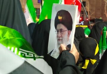 اجتماع شبانه مردم بهارستان برای بیعت با رهبر انقلاب و حمایت از رزمندگان