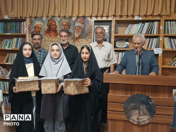 تجلیل از دانش آموزان برگزیده مسابقات شعرخوانی و مشاعره در قم