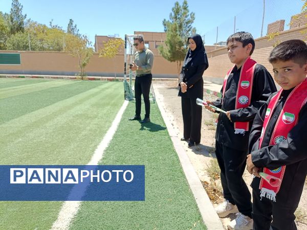 بازدید مسئولین اداره کل آموزش پرورش از وضعیت چمن دبستان شهید پسندیده فدافن