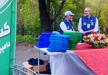 آماده‌شدن دانش آموز خبرنگاران پسر برای افتتاحیه اردوی پانا