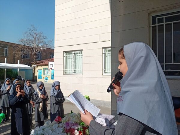 جشن دهه  فجر در دبستان مصلی نژاد حضرت زینب(س)
