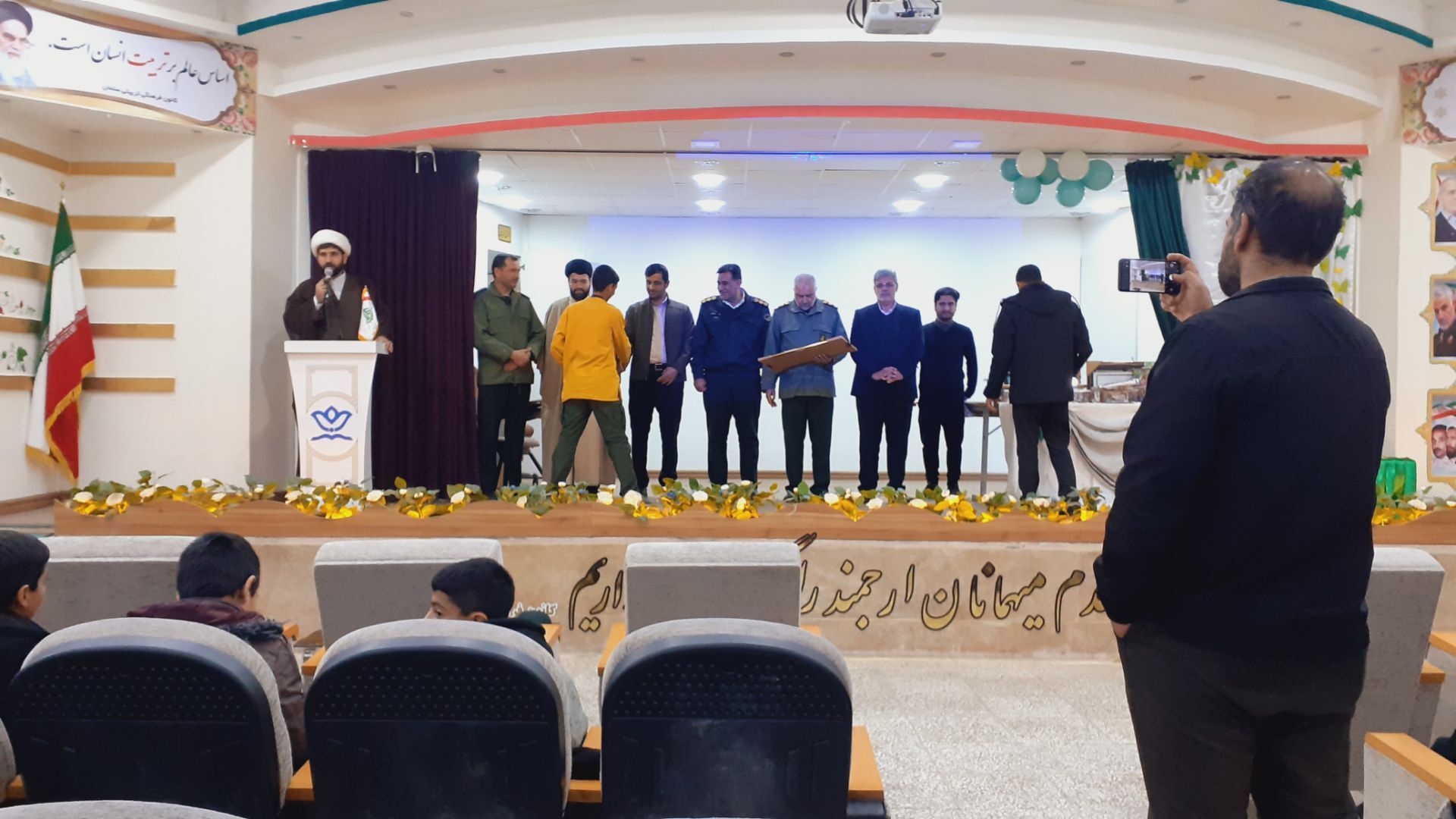 تجلیل از برگزیدگان مسابقات قرآن و عترت بسیج در خلیل آباد