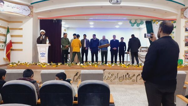 تجلیل از برگزیدگان مسابقات قرآن و عترت بسیج در خلیل آباد