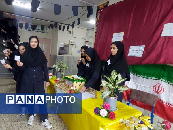 جلوه‌هایی از انتخابات شورای دانش‌آموزی در مدرسه حضرت آسیه(س) قم