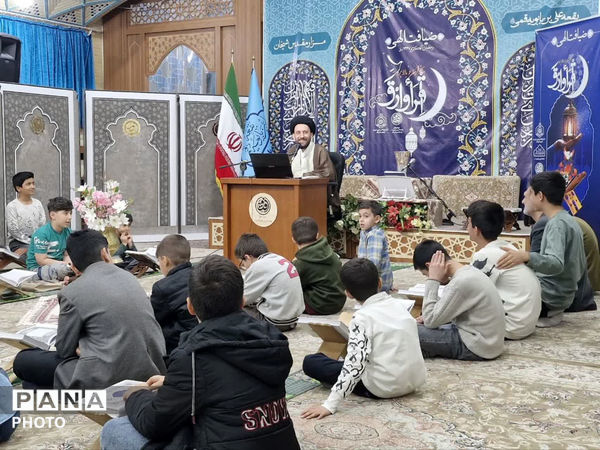 آیین جزءخوانی نوجوانان قمی در بقعه ابن بابویه 