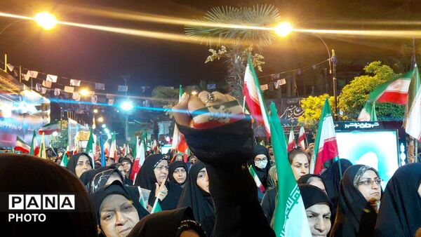 به فرمان رهبر در خیابان می‌مانیم