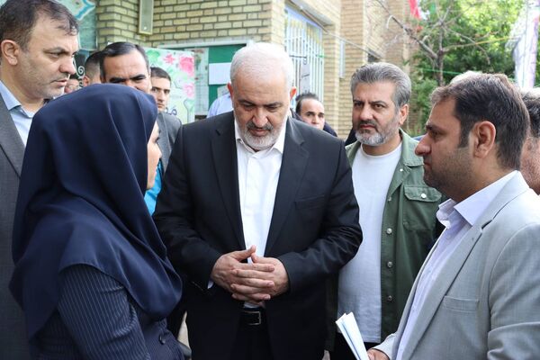 زنگ سپاس معلم در هنرستان احمدی روشن منطقه ۱۴ تهران با حضور وزیر نیرو نواخته شد