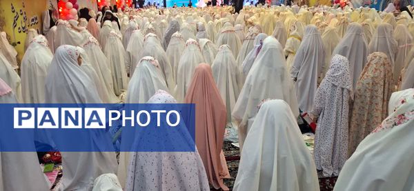 جشن عبادت ۱۳۰۰ نفر از دختران منطقه ۱۰ در مهدیه امام حسن مجتبی(ع)