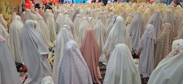 جشن عبادت ۱۳۰۰ نفر از دختران منطقه ۱۰ در مهدیه امام حسن مجتبی(ع)