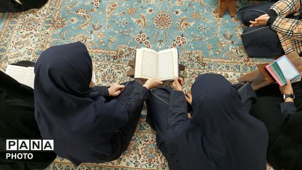 محفل انس با قرآن در دبیرستان نجمه ناحیه چهار