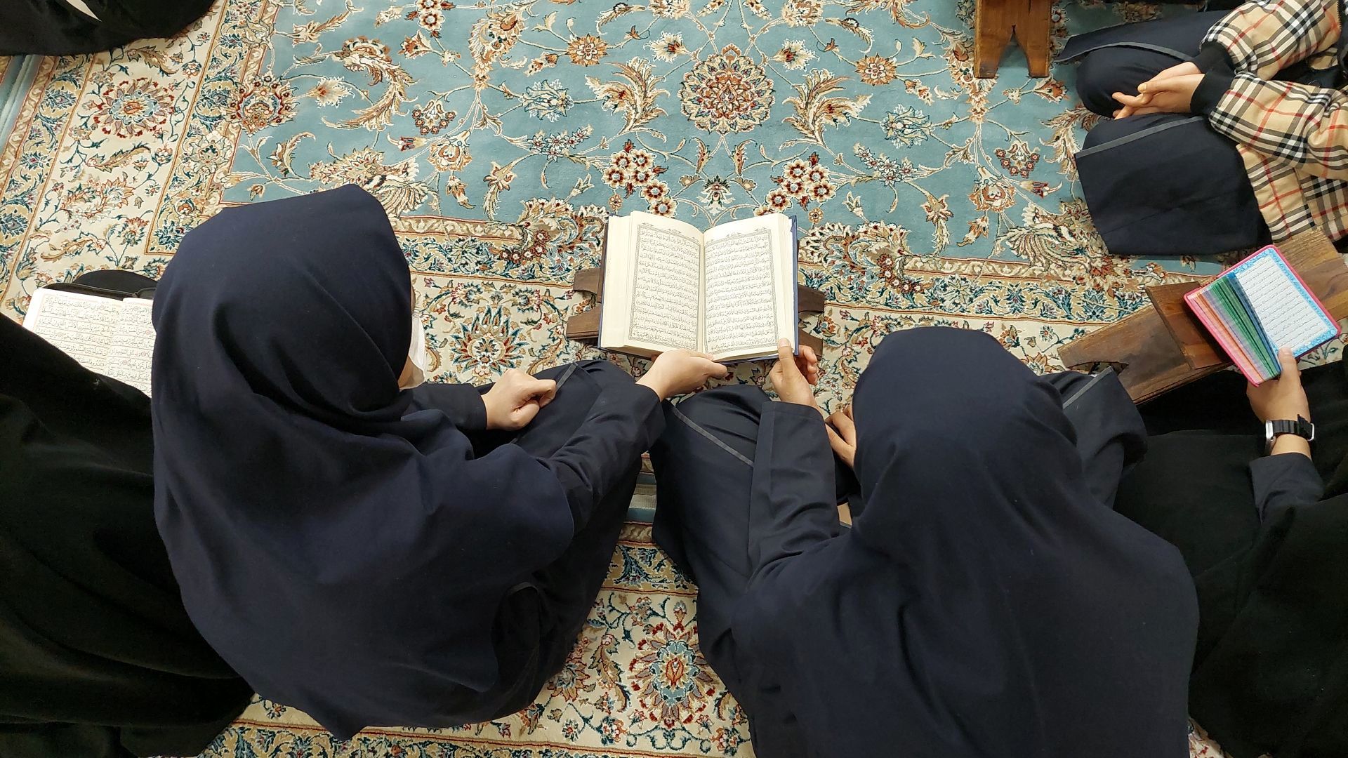 محفل انس با قرآن در دبیرستان نجمه ناحیه چهار