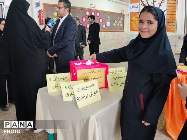 هفته سلامت روان در مدرسه بعثت با محوریت انتخاب همیار مشاور