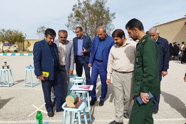 نمایشگاه دست‌سازه‌های دانش‌آموزی و بازارچه مدرسه‌ای در مدرسه شهید رنجبر