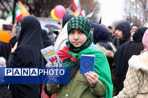 خلاقیت و نشاط دانش‌آموزی در غرفه‌های آموزش و پرورش در مسیر راهپیمایی ۲۲ بهمن