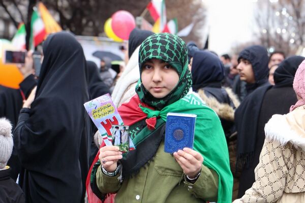 خلاقیت و نشاط دانش‌آموزی در غرفه‌های آموزش و پرورش در مسیر راهپیمایی ۲۲ بهمن