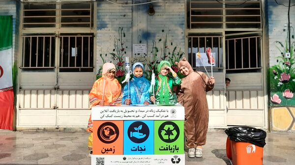 آموزش بازیافت و تفکیک زباله‌های تر و خشک در دبستان نیایش