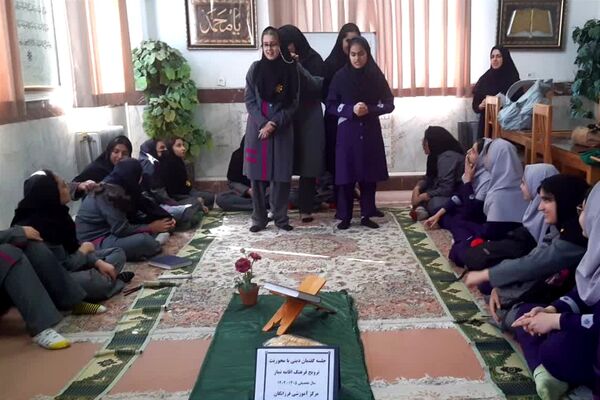 جلسه انس با قرآن و گفتمان دینی در دبیرستان فرزانگان قائمشهر