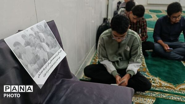 برپایی جلسه هفتگی زیارت عاشورا در دبیرستان شاهد مالک اشتر 