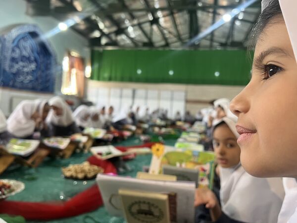 گشایش سفره نور در دبستان احمد کاظمی ۲؛ جشن قرآن کلاس دومی‌ها 