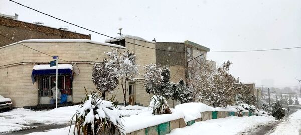 یلدای برفی در اراک؛ مردم با شادی به استقبال جشن یلدا می‌روند
