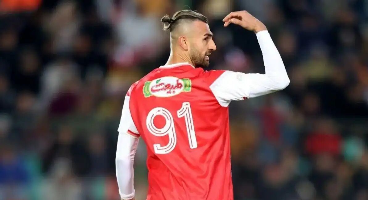 دورسون پشت درب خروج اردوگاه پرسپولیسی‌ها
