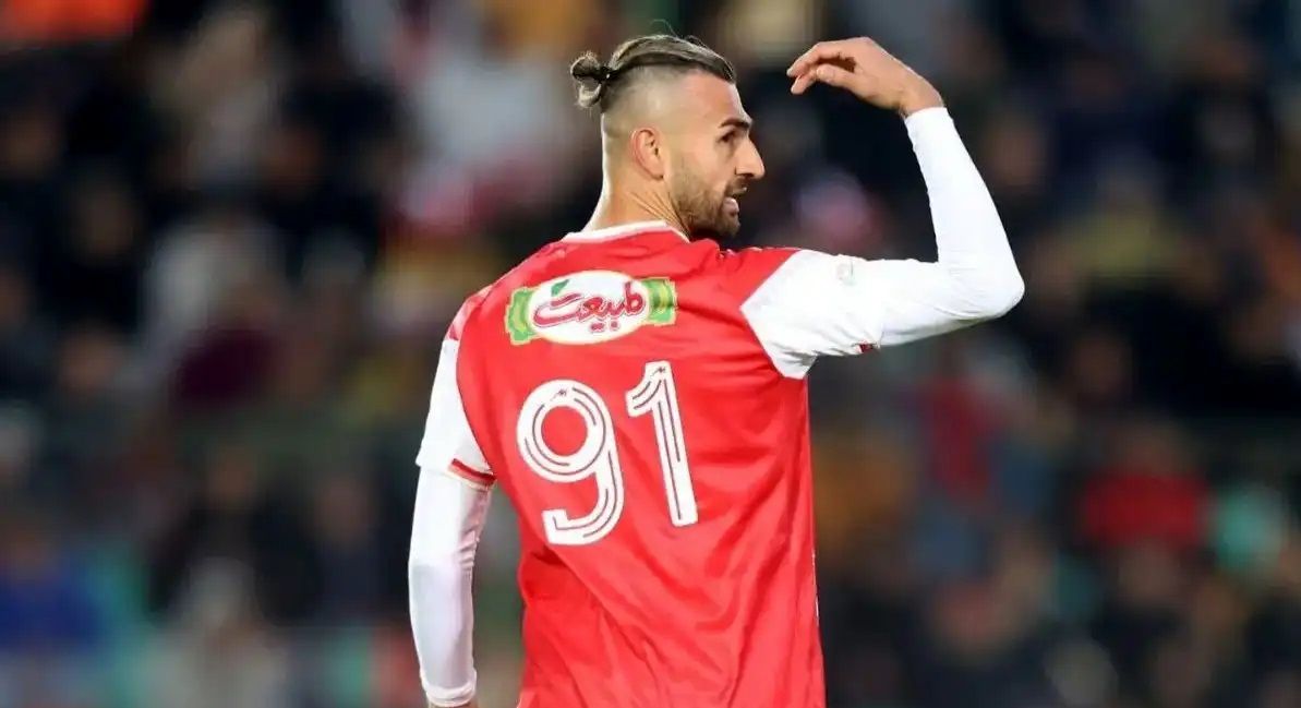 دورسون پشت درب خروج اردوگاه پرسپولیسی‌ها