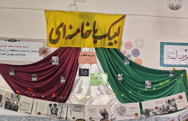 آماده سازی فضای آموزشگاه به مناسبت روز پیروزی انقلاب اسلامی 