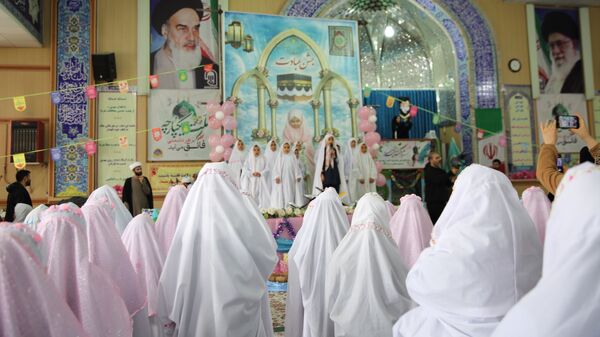 حضور پرشور مکلفین در مصلی بزرگ امام خامنه‌ای(مدظله العالی) با حضور بیش از ۱۰۰۰ هزار دانش‌آموز شهرستان