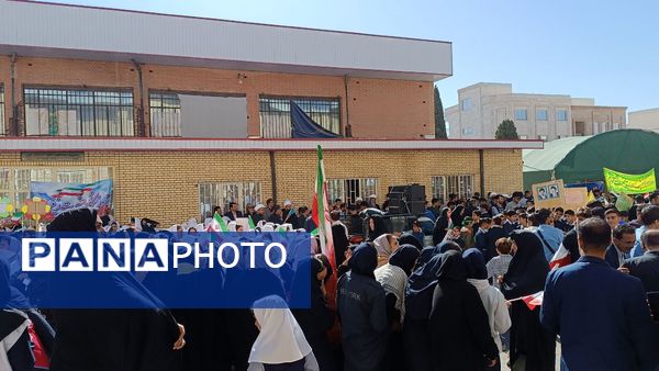 حضور پرشور دانش آموزان شهر محلات در راهپیمایی ۱۳ آبان در شهر محلات 