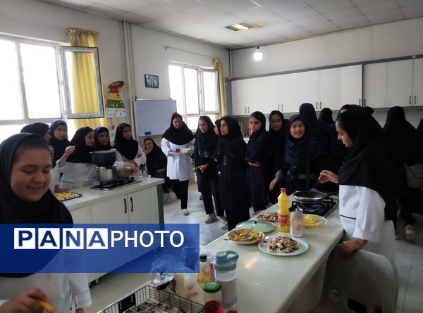 نمایشگاه هنرهای دستی هنرجویان هنرستان آفرینش منطقه رضویه 