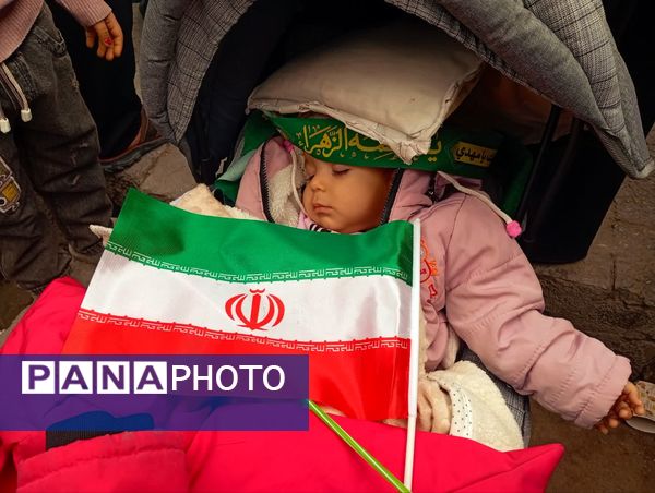 جلوه‌هایی از حضور پرشور دهه نودی‌ها در راهپیمایی ۲۲ بهمن در یزد