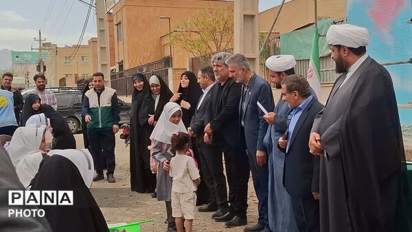آیین اهتزاز پرچم امام رضا(ع) و رونمایی از دیوارنگاره کودکان میناب در شهر کهک