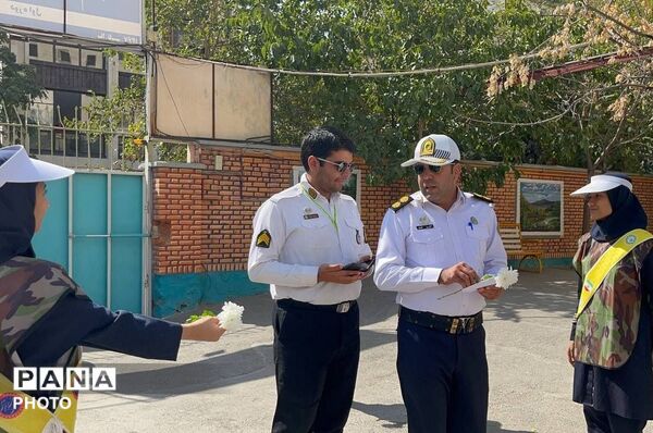 گرامیداشت هفته نیروی انتظامی در دبیرستان آیین‌اسلام ۱