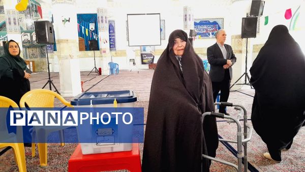 حضور شورآفرین مردم شهرستان راور در پای صندوق‌های رای