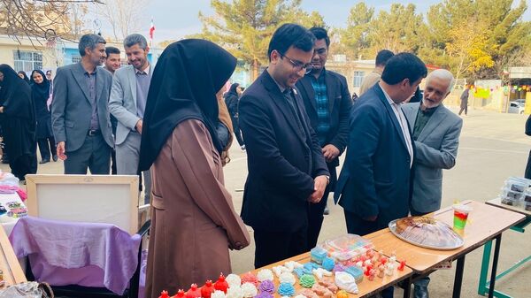 آغاز رسمی مسابقات فرهنگی هنری با نواختن زنگ جشنواره فردا و جشنواره ماها در مدرسه تکتم 