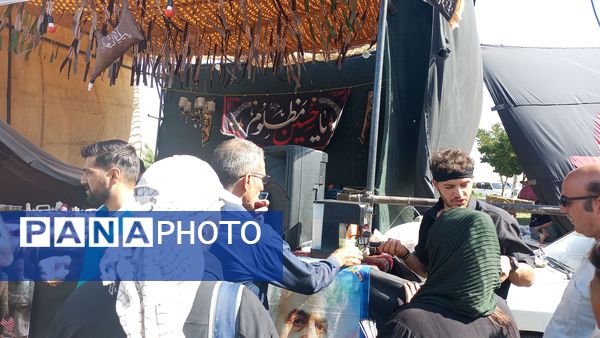 حضور زائران پیاده در جاده غدیر مشهد به نیشابور
