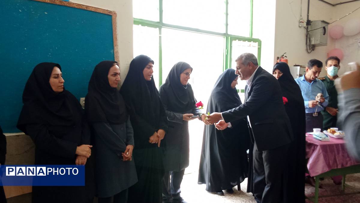 مراسم سپاس معلم در مدارس شهرستان دره شهر