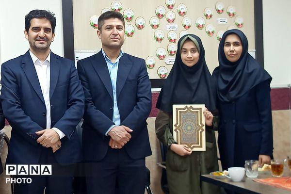 تجلیل از برگزیدگان جشنواره هنری فردا و المپیاد ورزشی در دبستان رضوان بهارستان‌دو