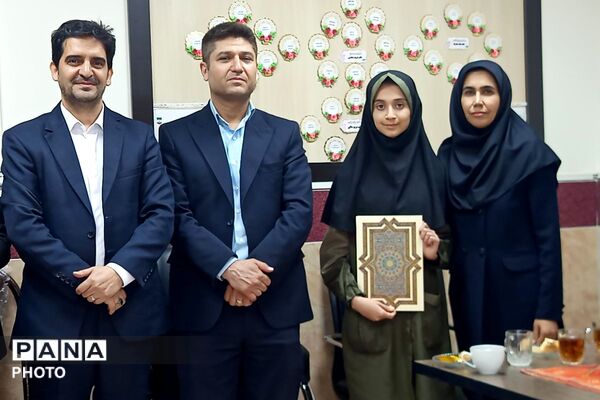 تجلیل از برگزیدگان جشنواره هنری فردا و المپیاد ورزشی در دبستان رضوان بهارستان‌دو
