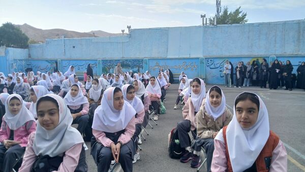 نواختن زنگ مهر در دبستان نجمه شهرستان فیروزکوه