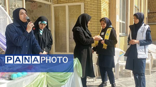 تقدیر از دانش‌آموزان برتر دبیرستان دخترانه ۱۳ آبان