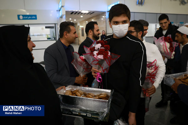 استقبال از کاروان عمره‌گذار دانش‌آموزی از سکوی پروازی تهران