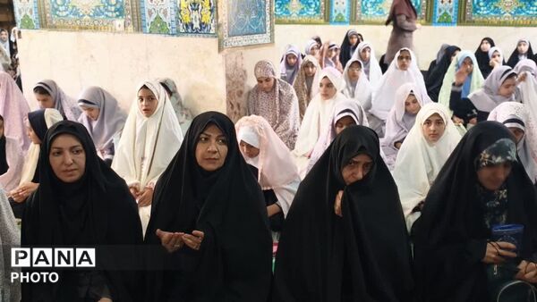 اقامه نخستین نماز جماعت سال تحصیلی جدید در دبیرستان فرهنگیان ناحیه ۴ اصفهان