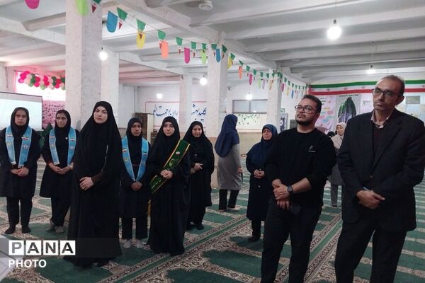 نمایشگاه مدرسه انقلاب در دبیرستان جوادالائمه بهارستان‌دو
