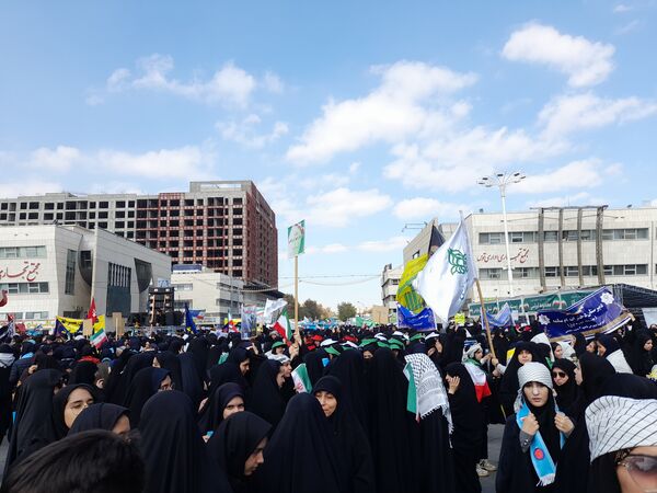 طنین فریاد «مرگ بر آمریکا» در میدان شهدا با حضور دانش‌آموزان شاهد ارض‌اقدس