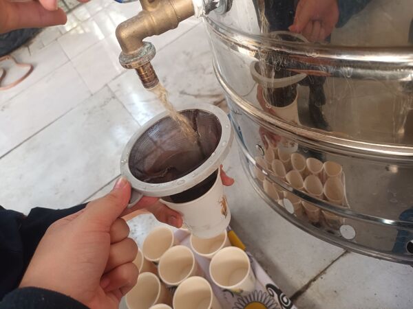 عطر فاطمی در فضای آموزش دبیرستان میرزا جعفر سروقد با برپایی ایستگاه صلواتی 