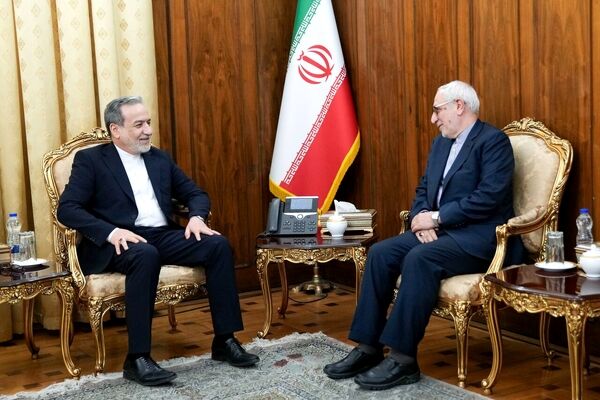 عراقچی بر تقویت مناسبات دو جانبه ایران و رومانی تاکید کرد