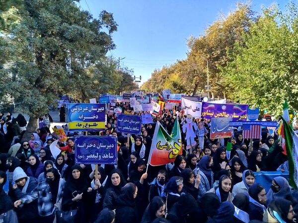 راهپیمایی 13 آبان با حضور حداکثری دانش آموزان در شهرستان نیشابور 